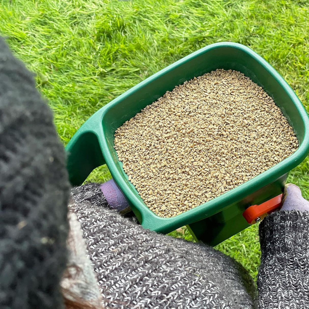 Miracle Gro Handy Fertiliser Spreader For Lawn Garden Feed & Grass Seed