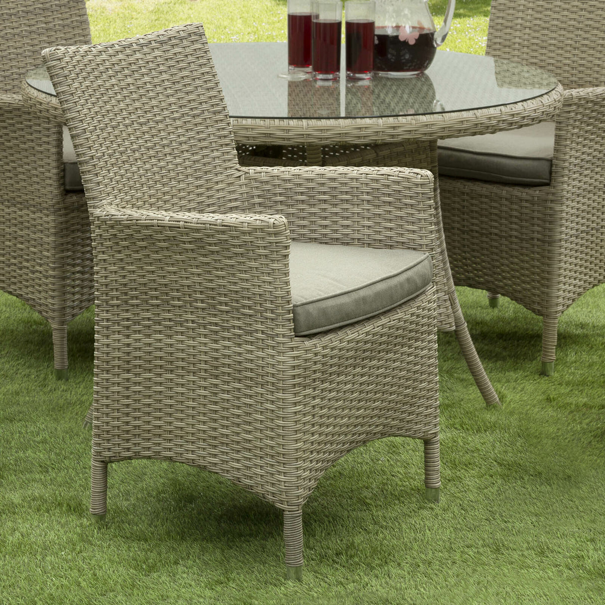 Sarasota 4 Seat Round Dining Set in Natural