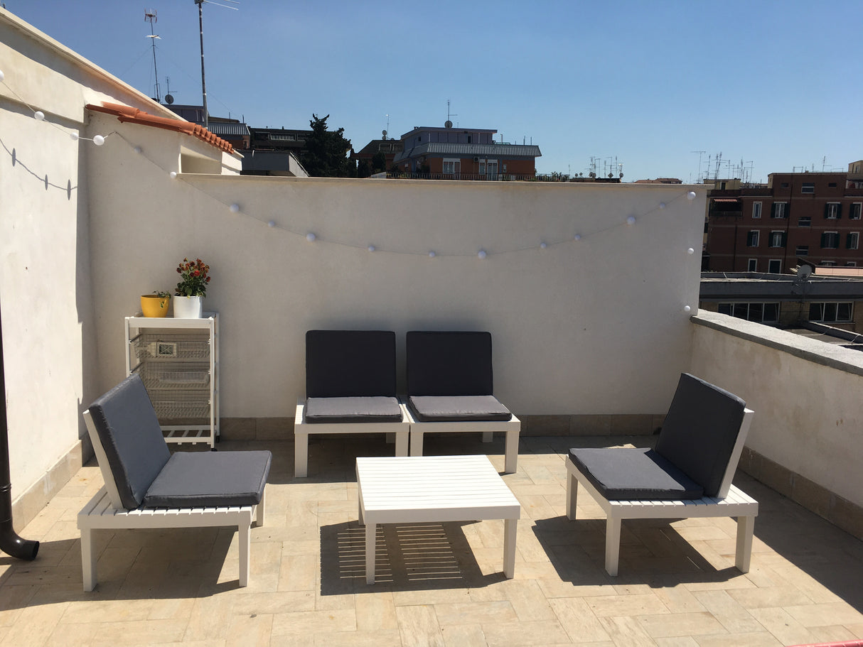 5 Piece Molok Garden Set - White with Grey Cushions